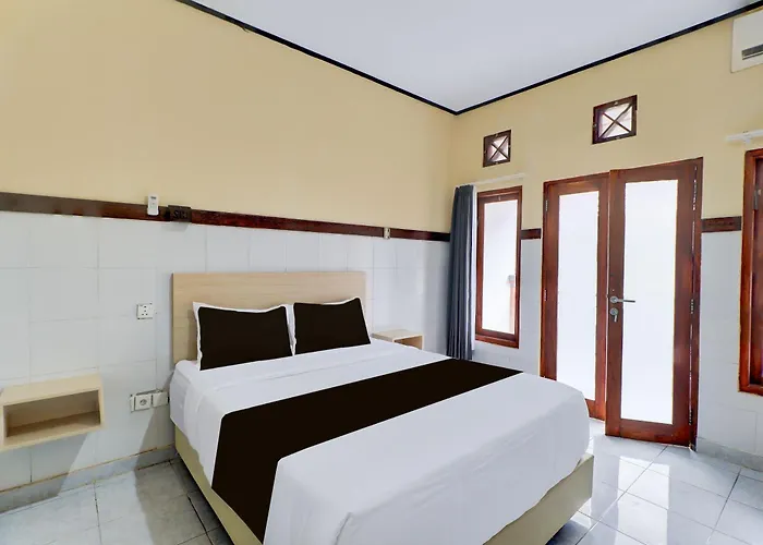 Townhouse Oak Near Formerly Sayang Maha Merta Hotel 3*