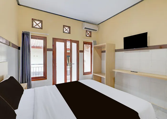 Townhouse Oak Near Formerly Sayang Maha Merta Hotel 3*